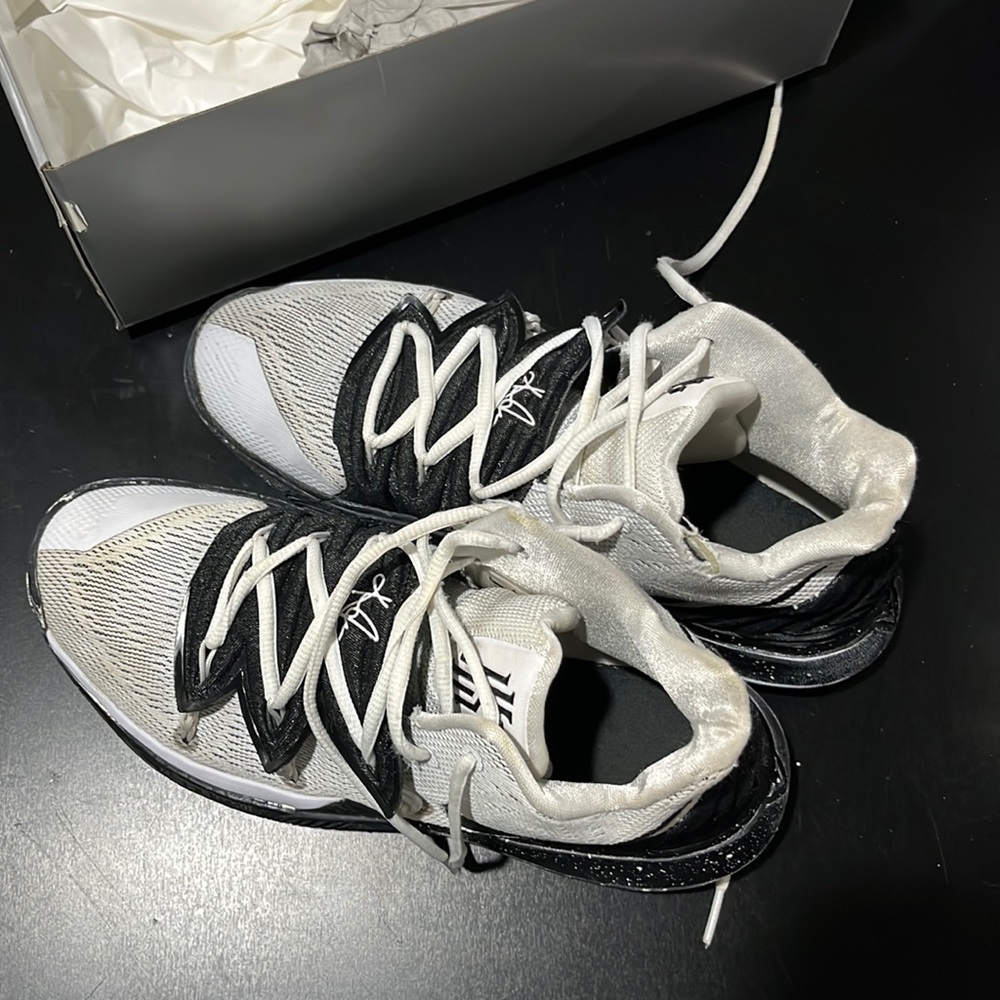 Men’s Nike Kyrie 5 White/Black. Size 8.5